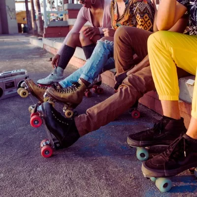 Groupe de personnes assis avec des patins à roulettes aux pieds