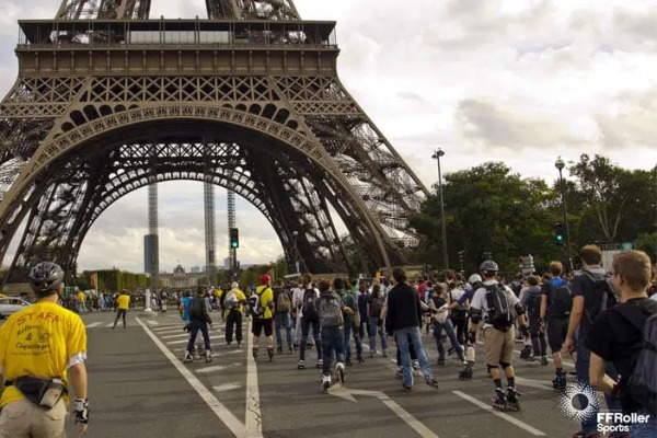 randonnées Paris Roller passant sous la Tour Eiffel