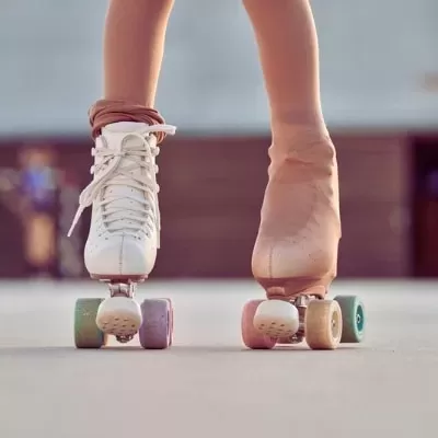 Deux pieds chaussés par des patins à roulette de couleurs différentes